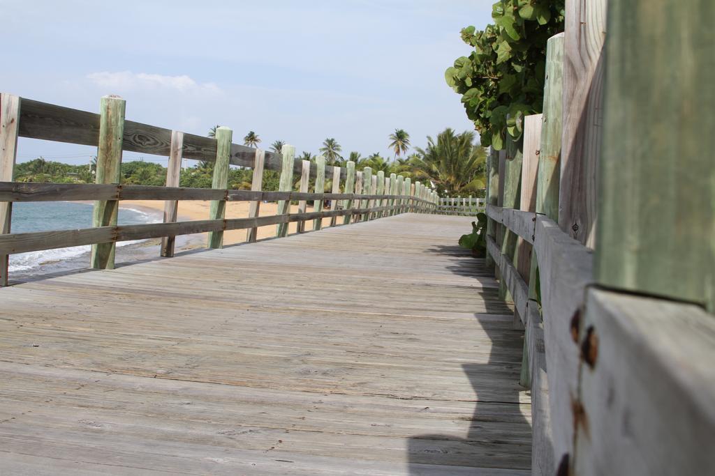 The Beach Guesthouse Pinones Экстерьер фото