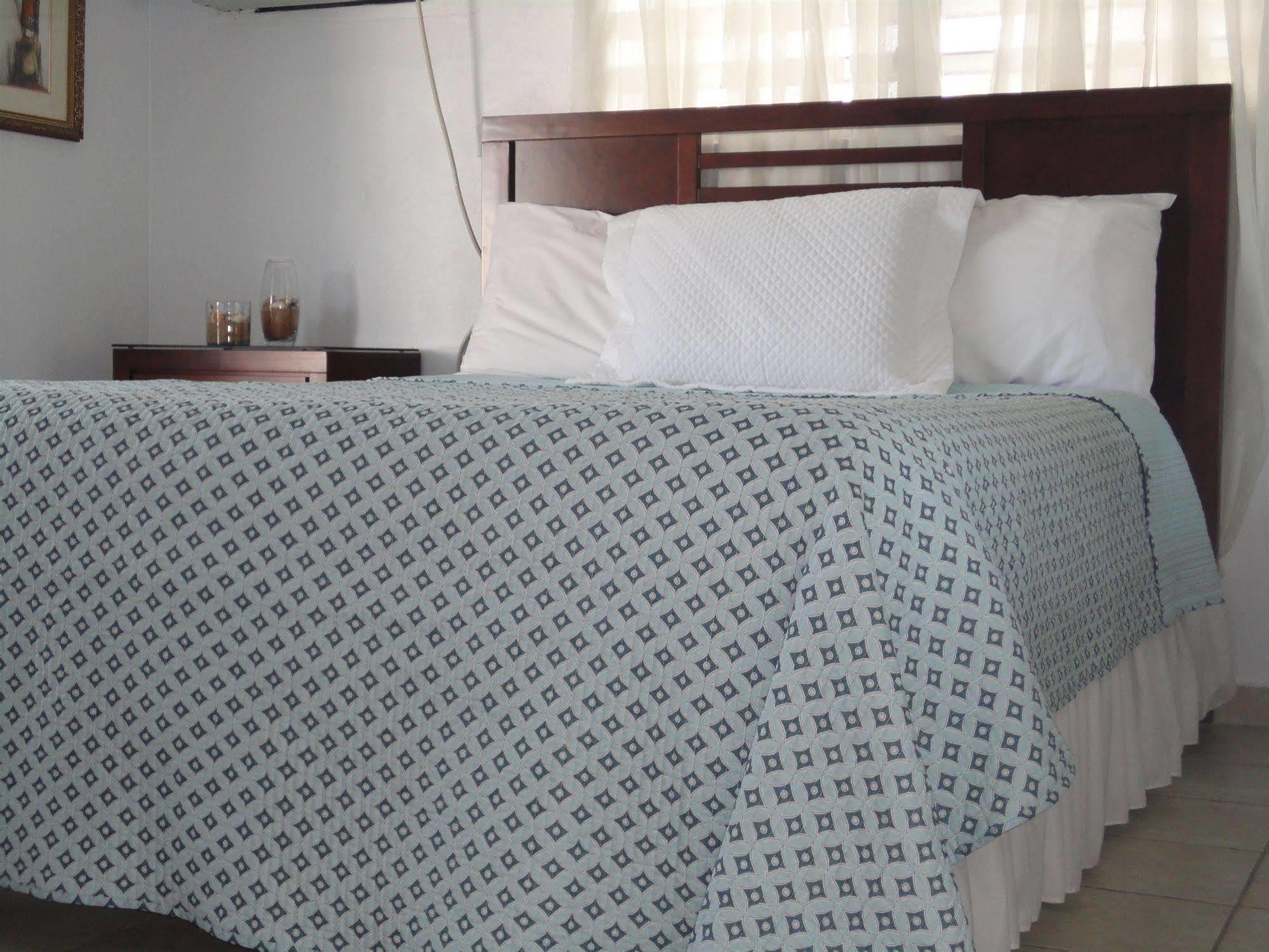 The Beach Guesthouse Pinones Экстерьер фото